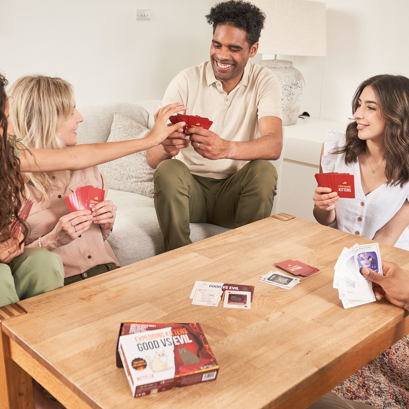 exploding-kittens-good-vs-evil-kartenspiel-standard image 3